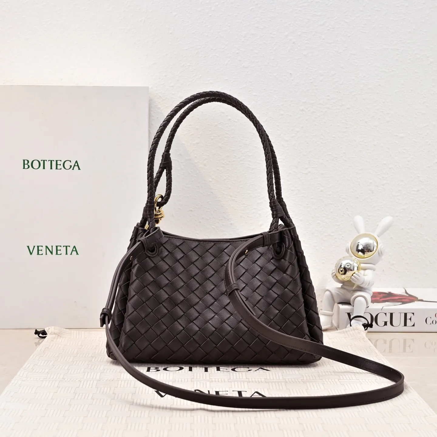 Batch 2060 BOTTEGA VENETA 2025 Autumn New Product Medium Parachuta The long-awaited new medium parachuta is here, with a unique appearance and iconic metal knots, and a whole piece of leather folds the four corners into a parachute shape! The exquisite Knot metal buckle is like putting jewelry on a bag. It is high-end and elegant. Its super capacity can hold all your things! The overall effect of this bag is very different from before. It is neither too delicate to provide a large capacity nor too bulky because of its practicality. It simply provides a perfectly suitable bag for casual and simple people👜 Style number: 5921 Size: 29.5*18.5*17.5cm